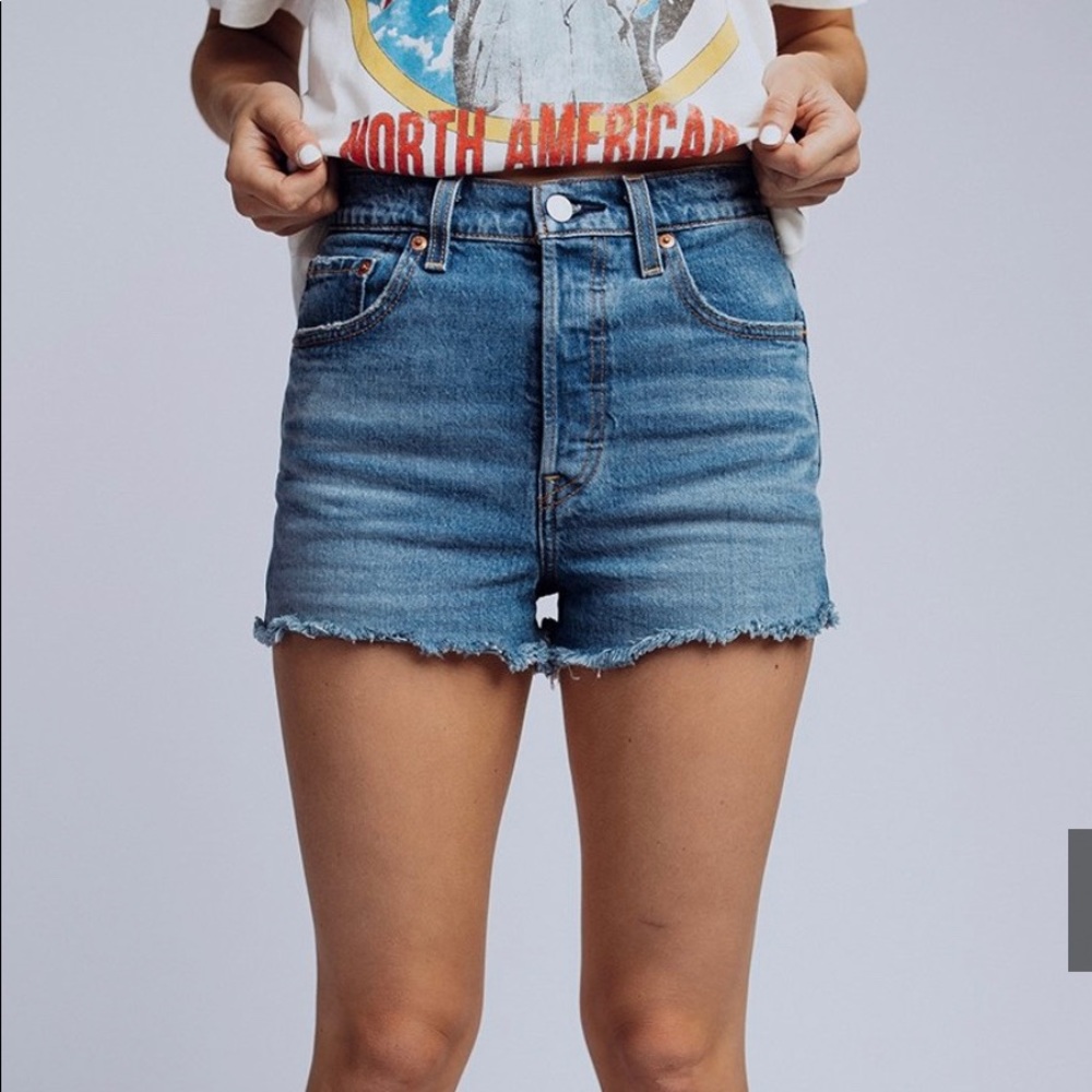 Levi’s Ribcage Shorts - Picture 2 of 7